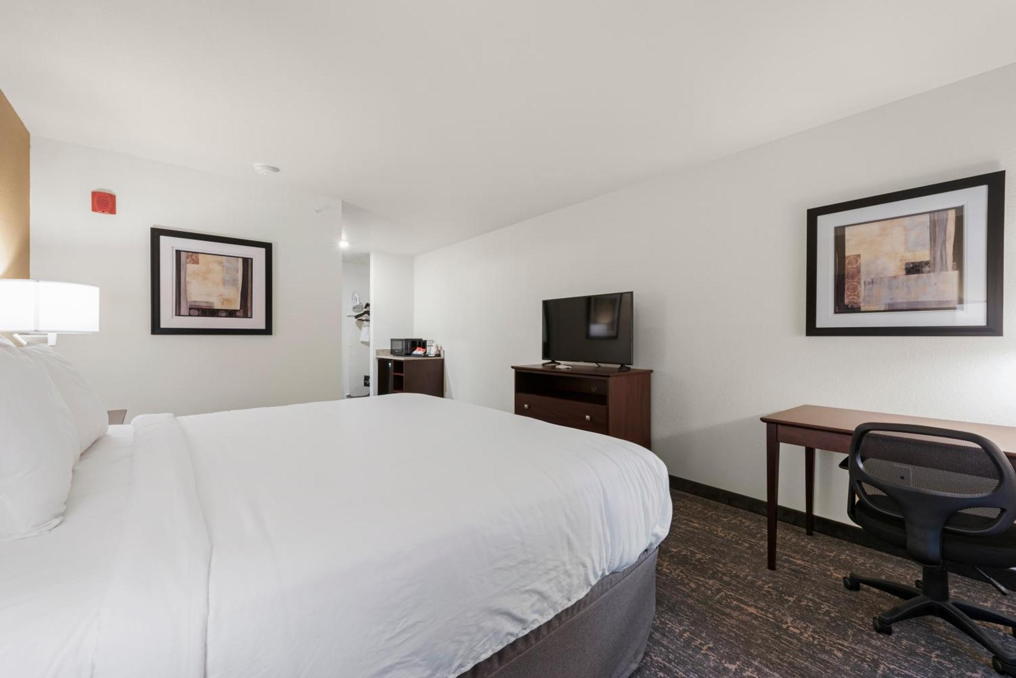 Cobblestone Hotel & Suites - Bellefontaine Exterior foto